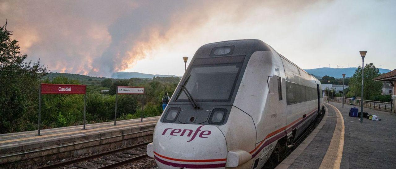 El tren llegado el martes a Caudiel tras el incidente ante las llamas, al fondo.