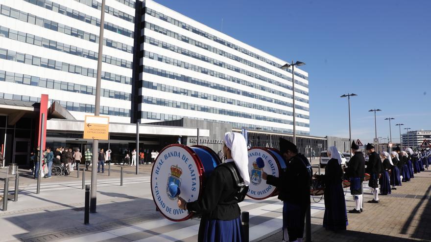 Así fue la emotiva actuación de la banda de gaitas de Oviedo para los pacientes del HUCA