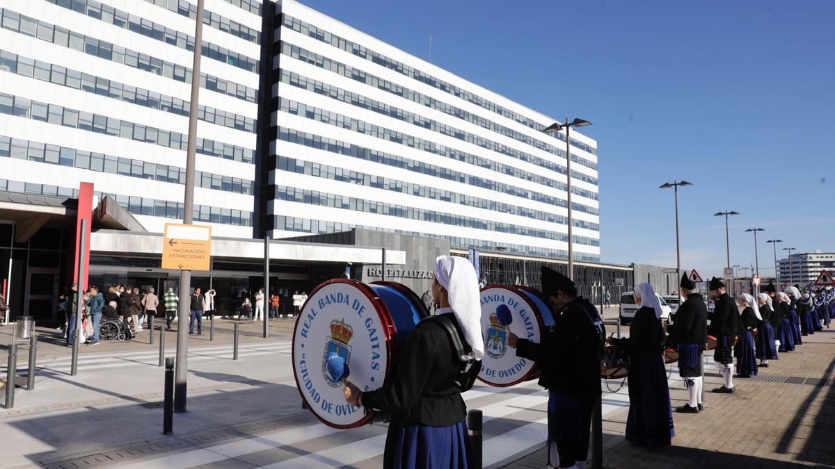 Oviedo. La banda de gaitas ciudad de Oviedo toca para los pacientes hospitalizados en el HUCA