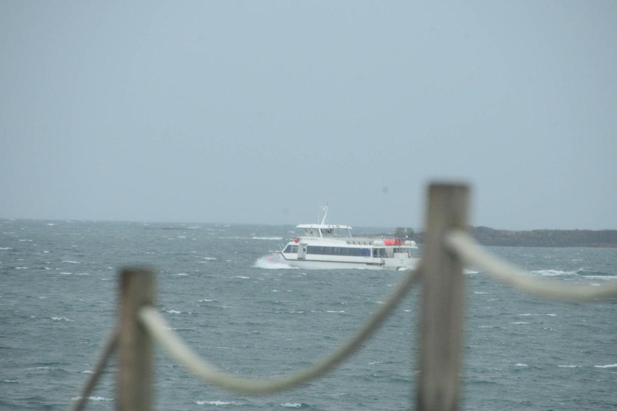Uno de los barcos de Mar de Ons esta mañana saliendo desde Cangas.