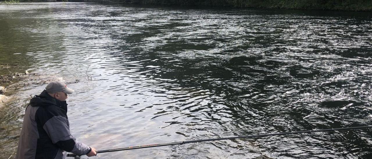 Un pescador, probando suerte en la apertura de la campaña de este año, en el pozo Quinzanas del Narcea. | M. Riera