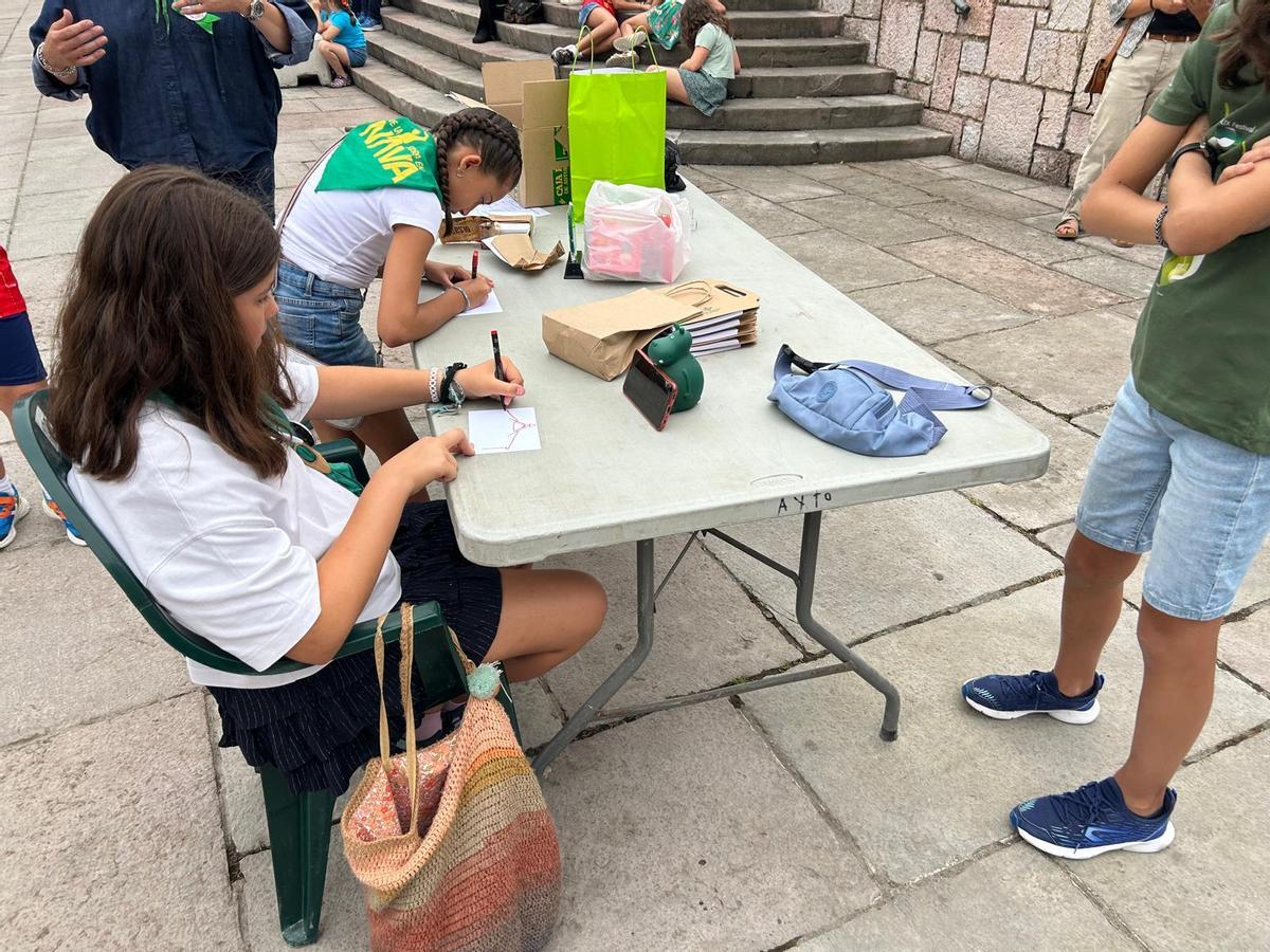 EN IMÁGENES: Los niños de Nava diseñan sus dibujos para los vasos de sidra