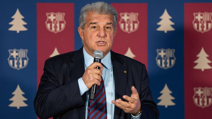 Joan Laporta se dirige a los medios de comunicación en el almuerzo navideño.