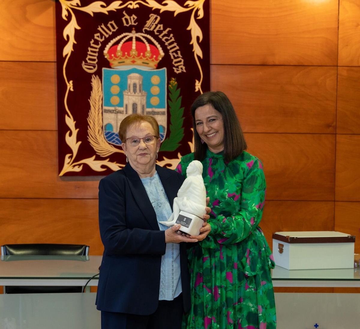 Fina Naveira recibe el premio Úrsula de manos de la alcaldesa de Betanzos, María Barral