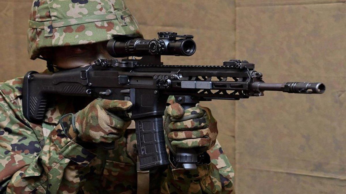 Japón entrega nuevos rifles y pistolas a los soldados de su ejército