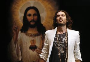 Russell Brand reaparece en Londres tras las acusaciones por abuso sexual.