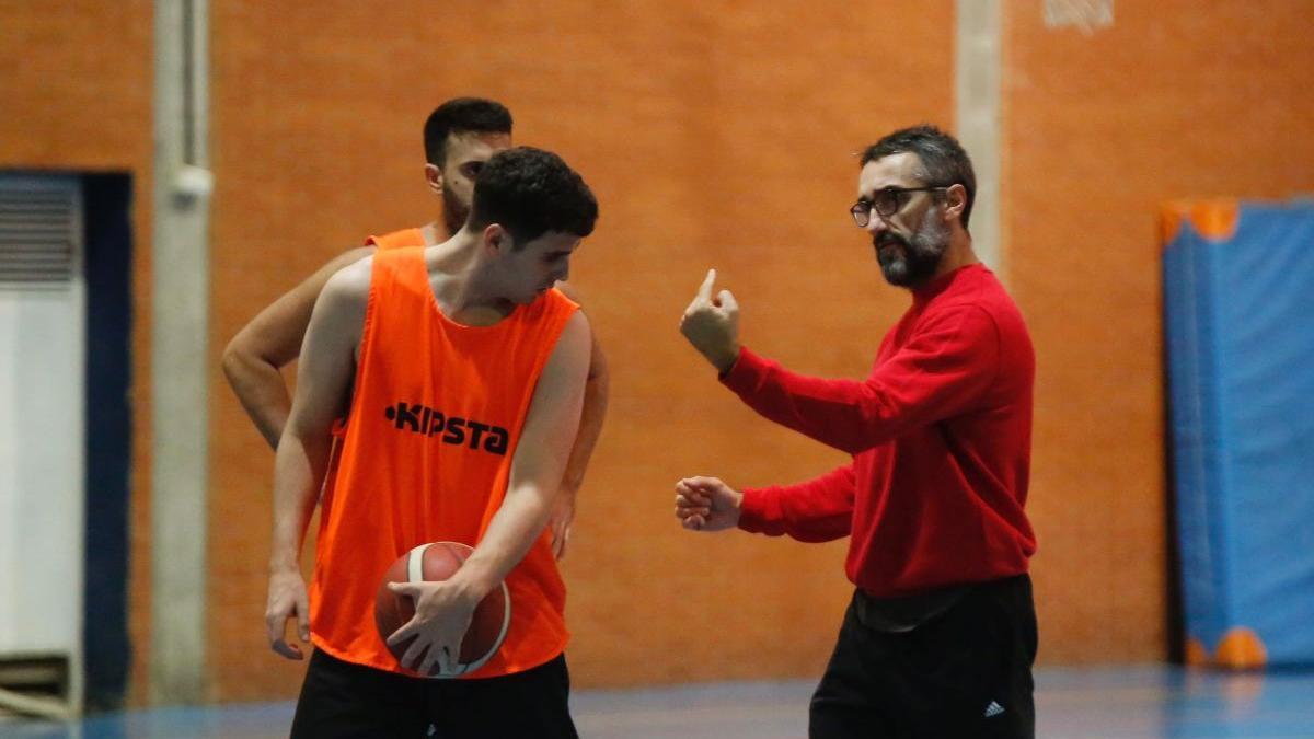 Pablo Orozco, técnico del Peñarroya de baloncesto, da instrucciones en un entrenamiento.