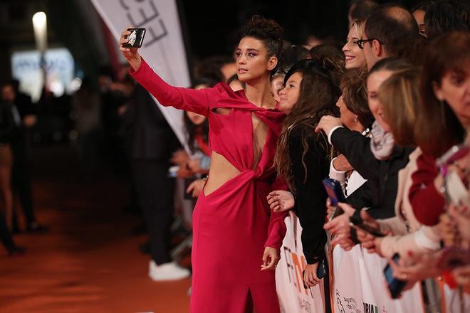 María Pedraza haciéndose selfies con fans