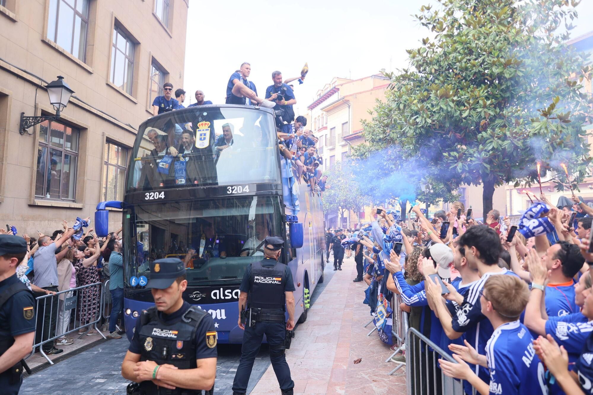 Locura azul en las calles de Oviedo para celebrar el ascenso del equipo a Primera División