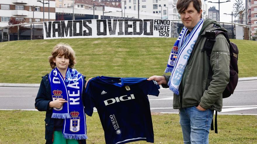Oviedo quiere fiesta: La capital asturiana amanece llena de mensajes de ánimo hacia el club azul de cara a los últimos choques ligueros