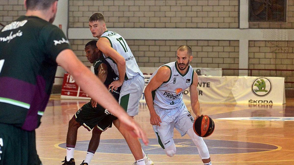 El Joventut (de blanco) ganó gracias a su defensa y a su acierto en el tiro. |   // NOÉ PARGA