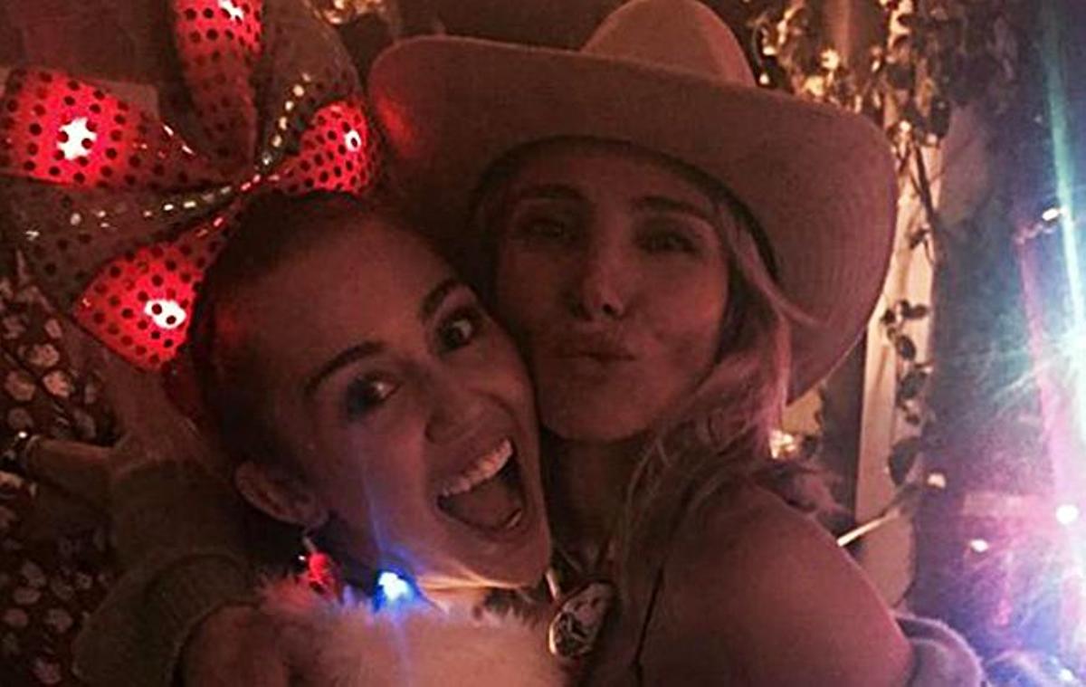 Miley Cyrus y Elsa Pataky celebrando la Nochevieja 2016