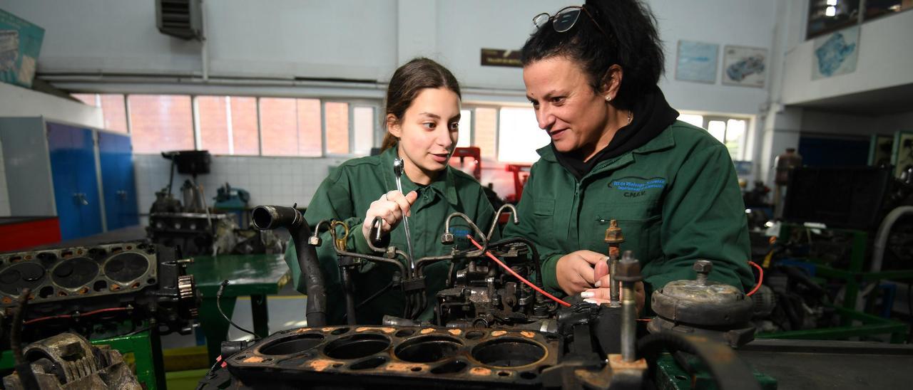 Dos mujeres, en un curso de automoción de FP en Sanxenxo