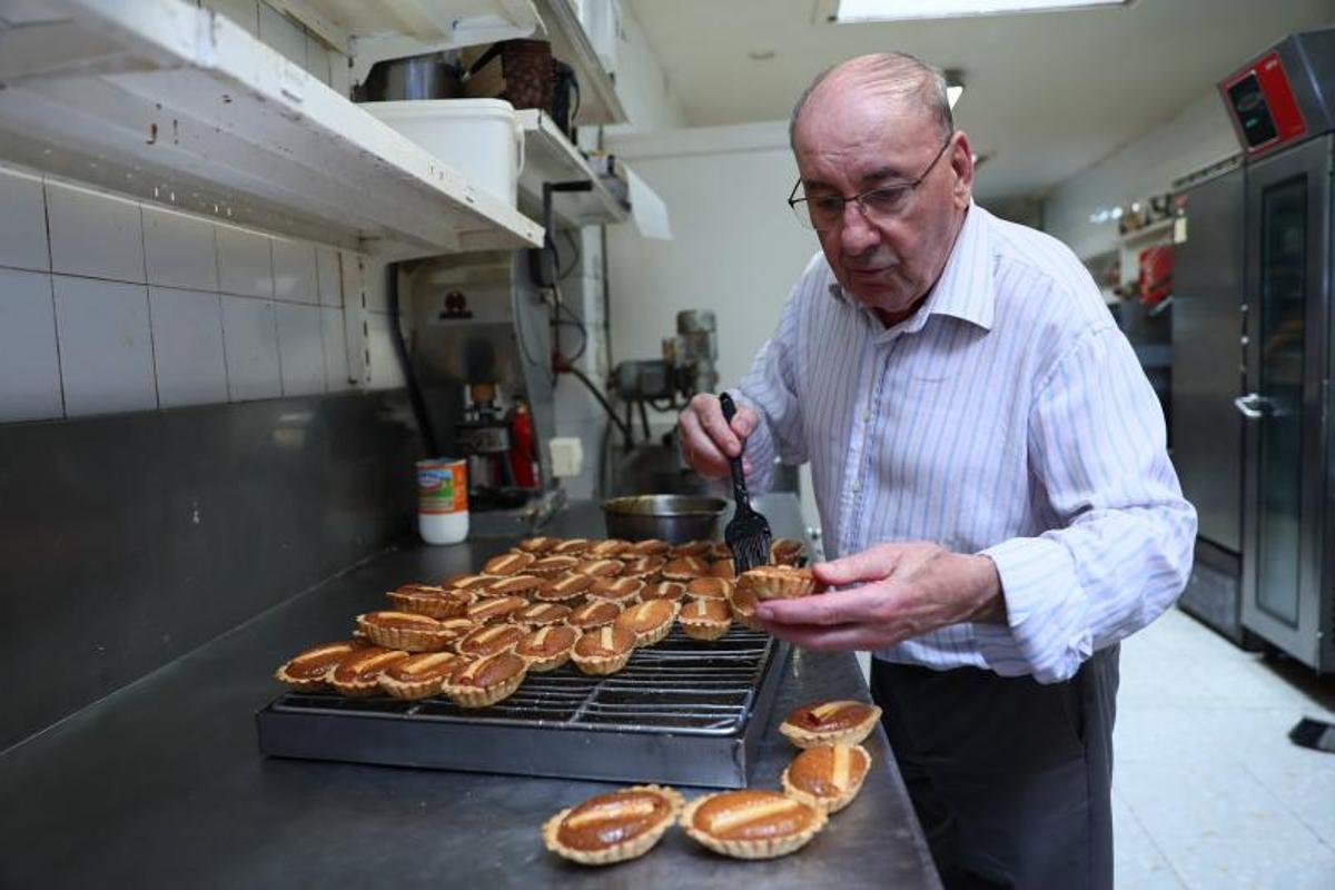 Ataúlfo Valdés pinta y da el último toque a una bandeja de bartolos, su pastel estrella.