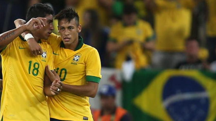 Paulinho celebra su gol con Neymar.