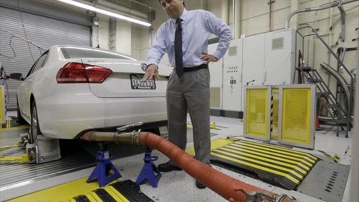 Control de emisiones de un Volkswagen en California.