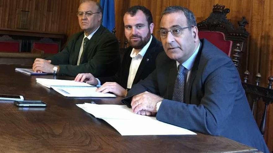 Desde la izquierda, el director general de Infraestructuras y Transportes, José María Pertierra; el alcalde de Piloña, Iván Allende, y el consejero de Infraestructuras, Fernando Lastra, ayer, en Infiesto.