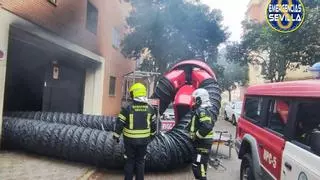 El aparatoso incendio de Pino Montano provoca el desalojo de 92 familias, deja dos heridos y decenas de coches calcinados