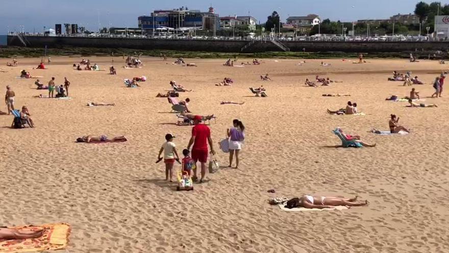 La playa de San Lorenzo estrena verano y nueva normalidad hasta la bandera