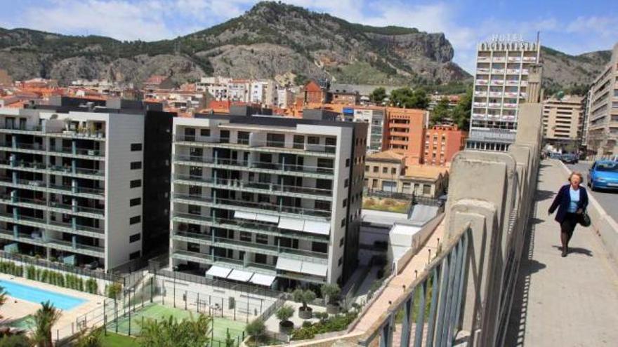 Los edificios de La Estambrera han sido levantados a pocos metros del puente de San Jorge.