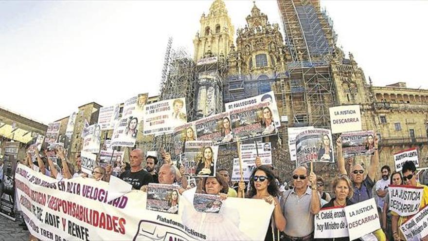 Las víctimas del Alvia piden en el Obradoiro que dimita Ana Pastor