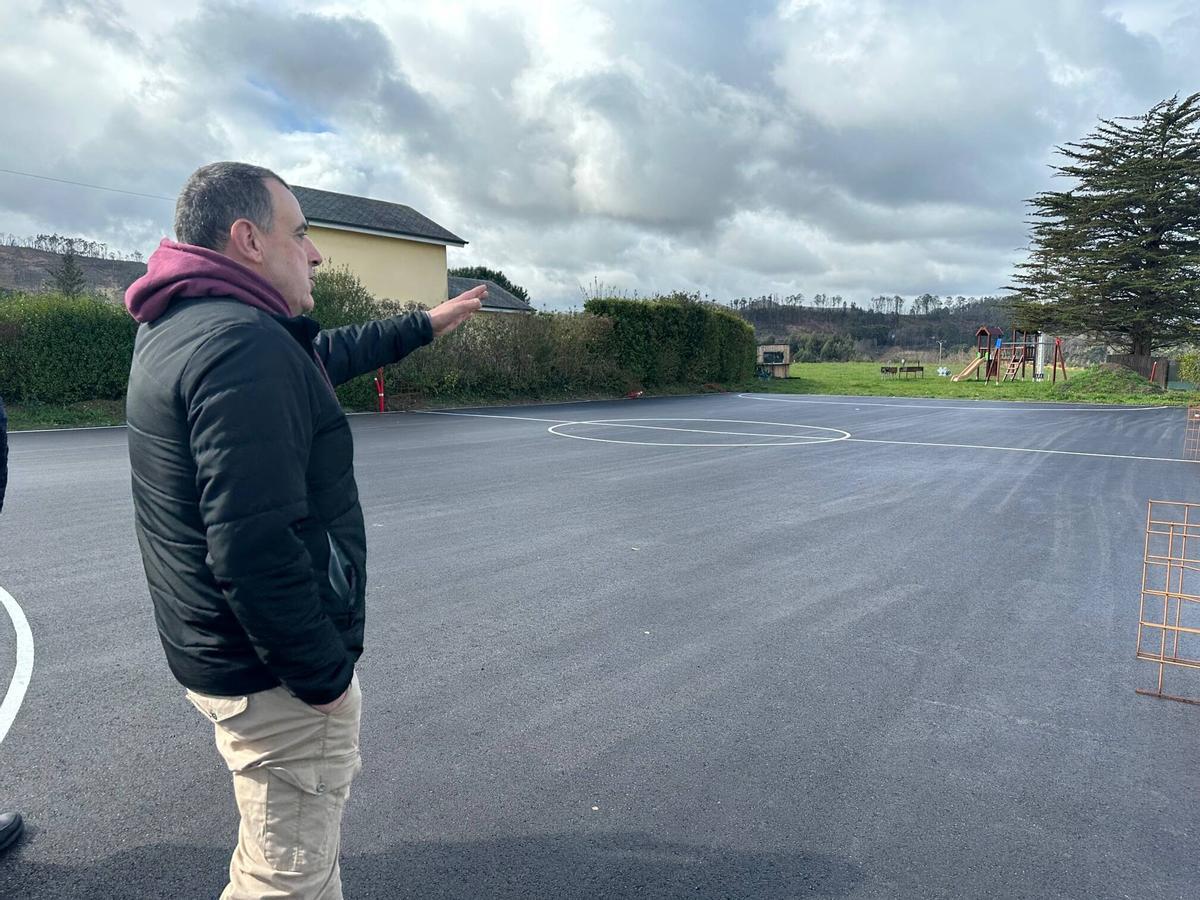 El presidente de la asociación de vecinos, Chema Fernández, en la pista deportiva que se inaugurará el próximo día 23.