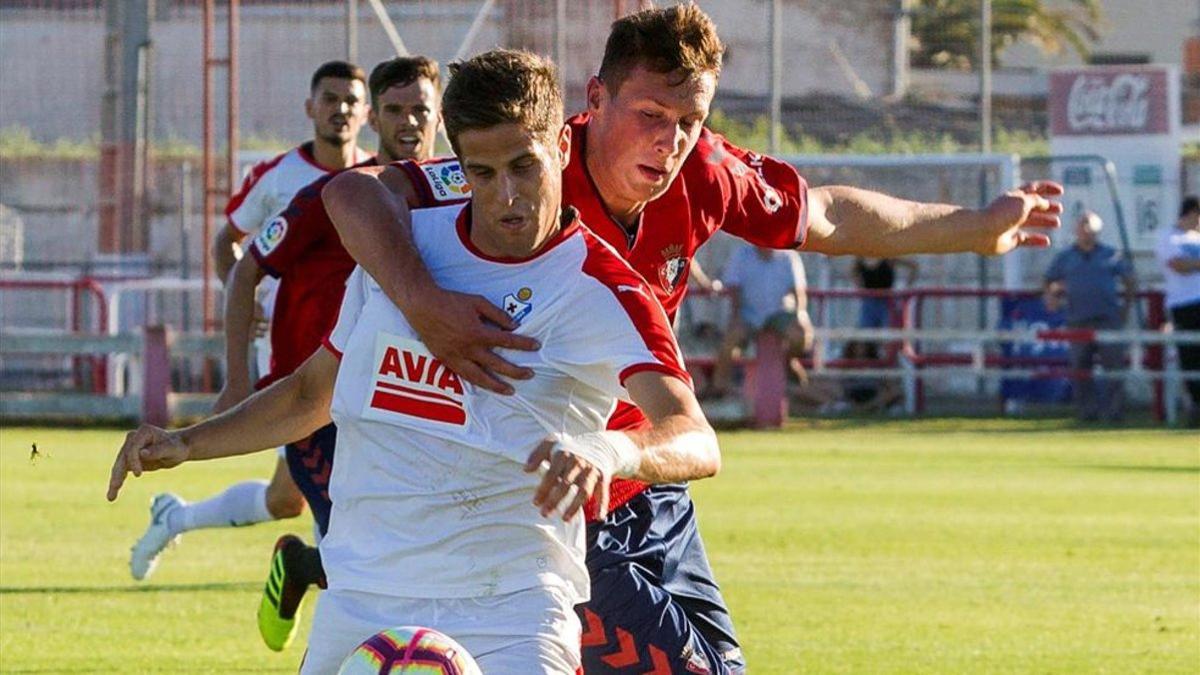 Carlos Clerc, luchando un balón con Pablo Hervás, en un amistoso