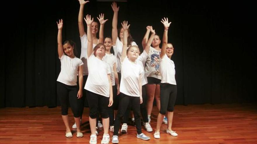 Integrantes del campamento «Un verano Broadway», durante la representación en la Biblioteca del Fontán.