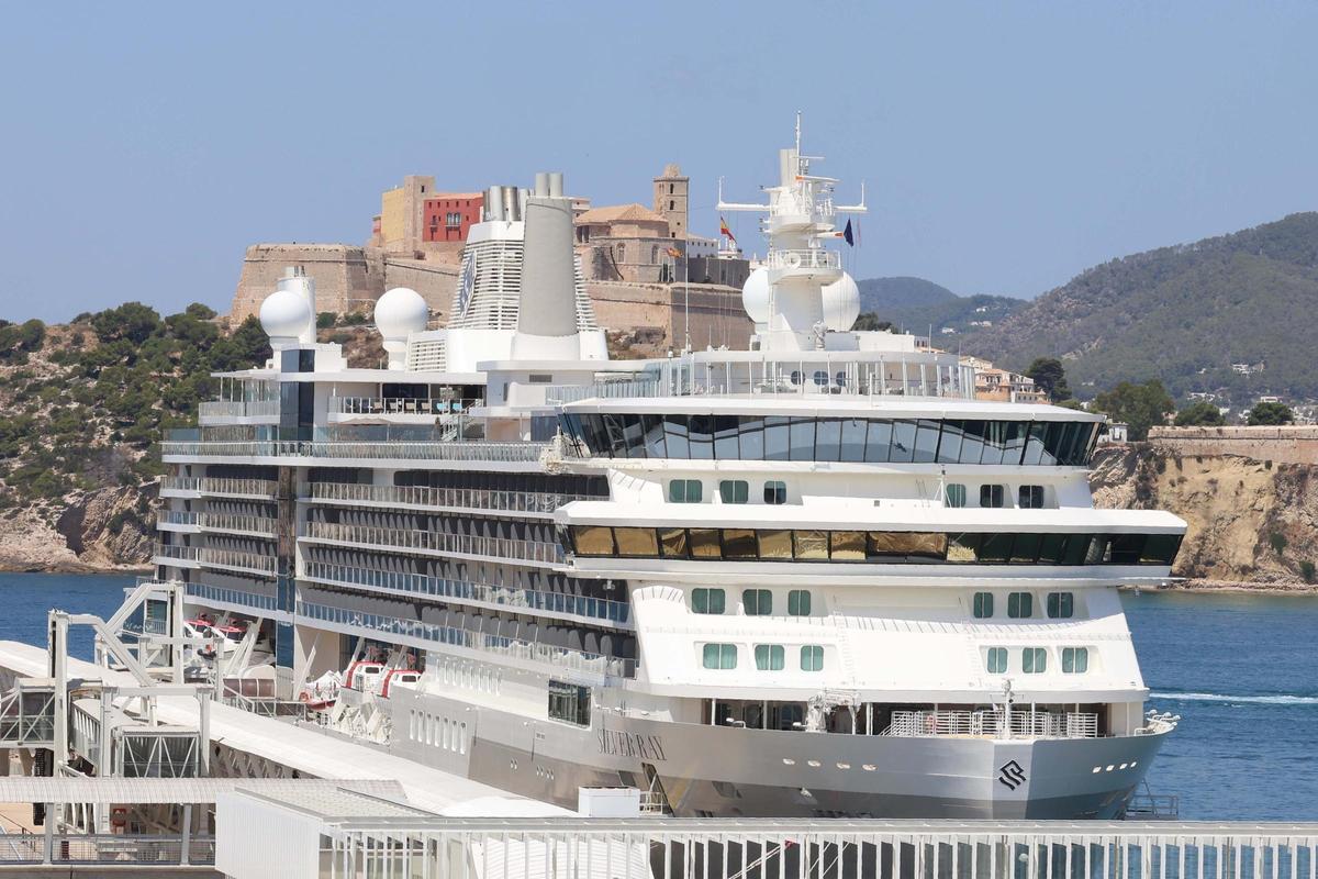 Tres cruceros coinciden en el puerto de Ibiza