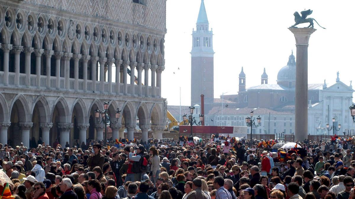 Multitud de turistas extranjeros llenan la plaza de San Marcos en Venecia durante unas vacaciones de Semana Santa.
