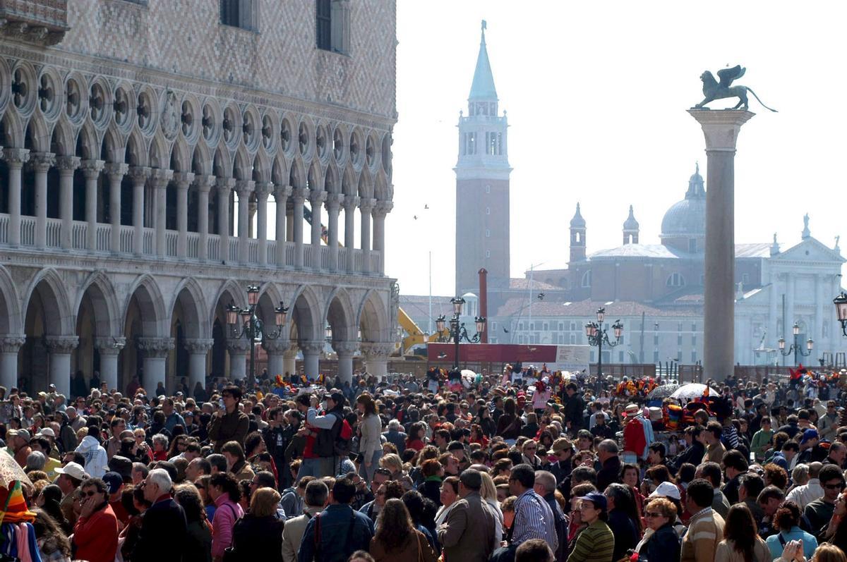Multitud de turistas extranjeros llenan la plaza de San Marcos en Venecia durante unas vacaciones de Semana Santa.