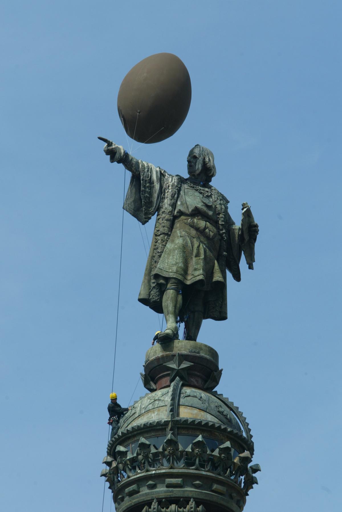 Instalación de un globo en forma de mona en la estatua de Colón, en el marco del año de la gastronomía, el 28 de marzo del 2005.