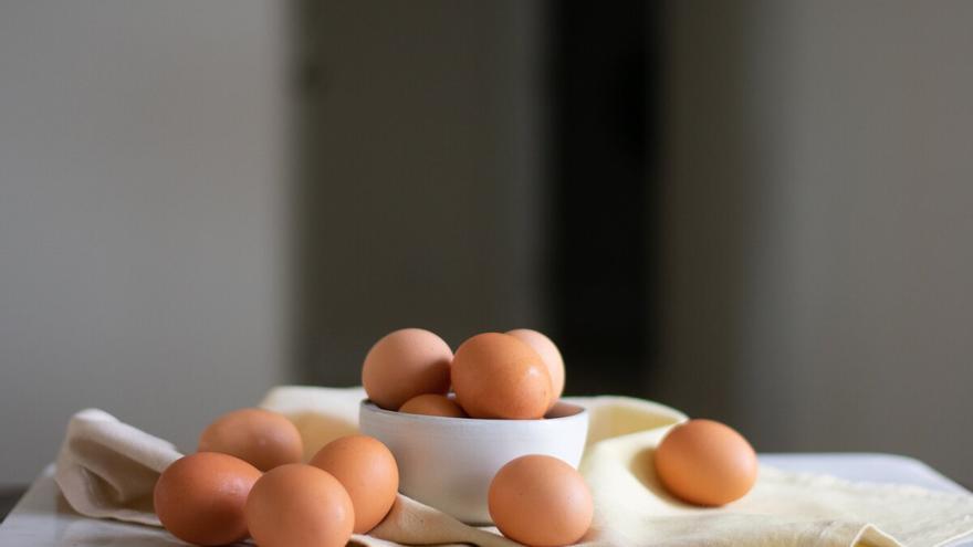 El truco de la linterna del móvil: así puedes saber si los huevos están en buen estado