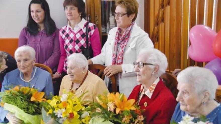 Guillermina Ferreira, Remedios Fernández, Adela González y Rosa Fernández, cuatro residentes de San Telmo de Tui que suman 408 años, en su fiesta de aniversario, el pasado 16 de junio.