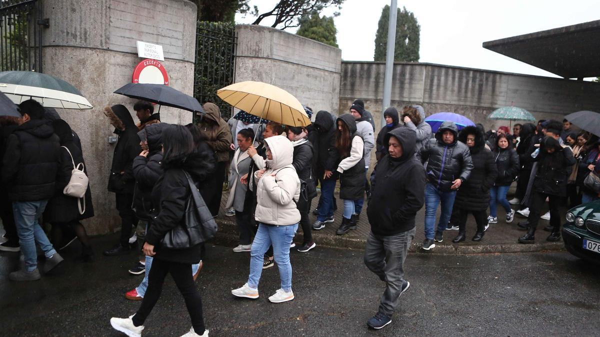 Familiares y amigos dan el último adiós al joven apuñalado mortalmente en A Coruña en Nochebuena