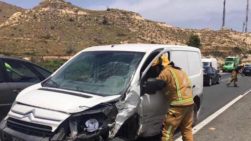 Rescatado al quedar atrapado en un coche híbrido tras un accidente en la Coveta Fumà