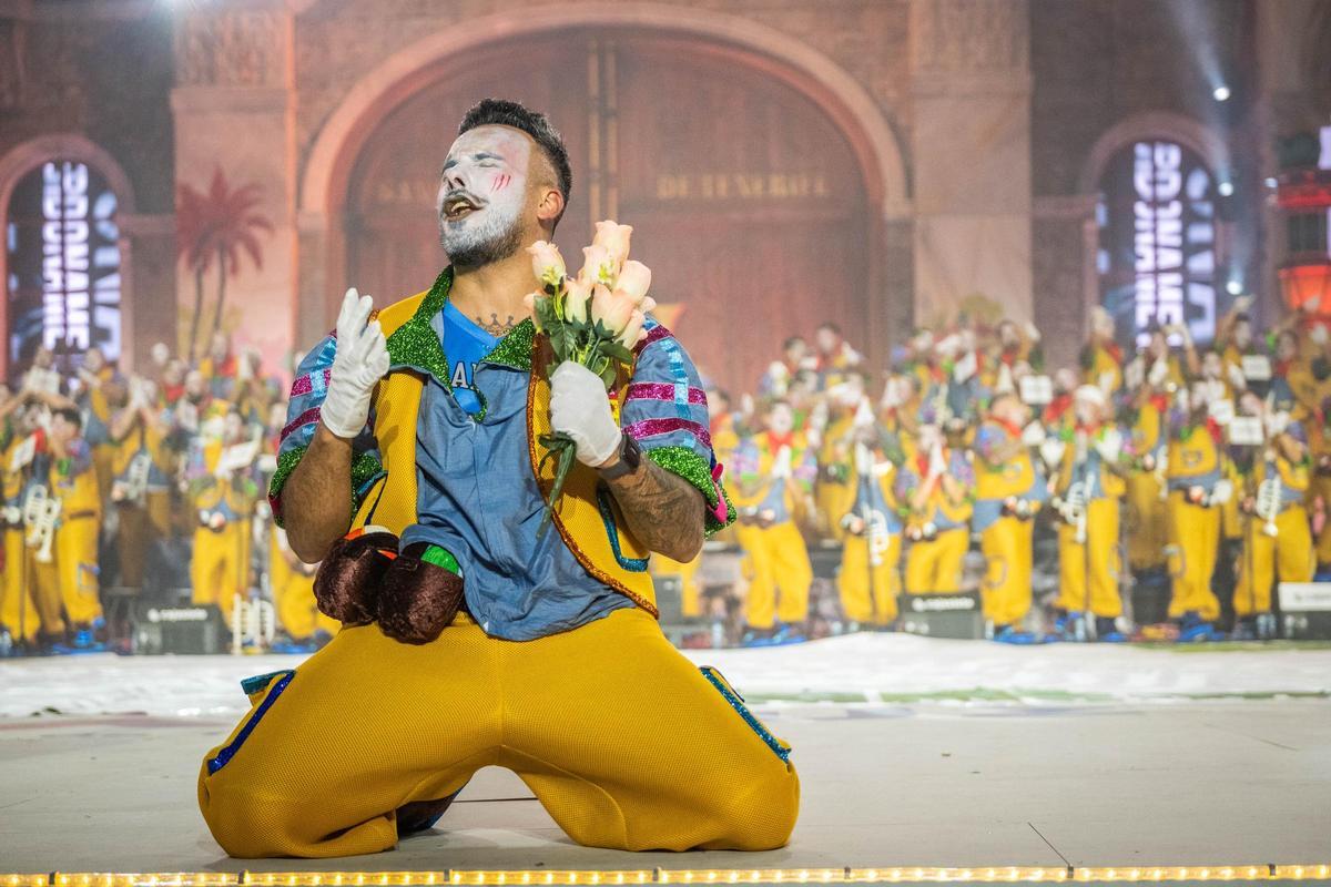 Un momento de la actuación de Trapaseros en la final de murgas de Santa Cruz de Tenerife 2026.