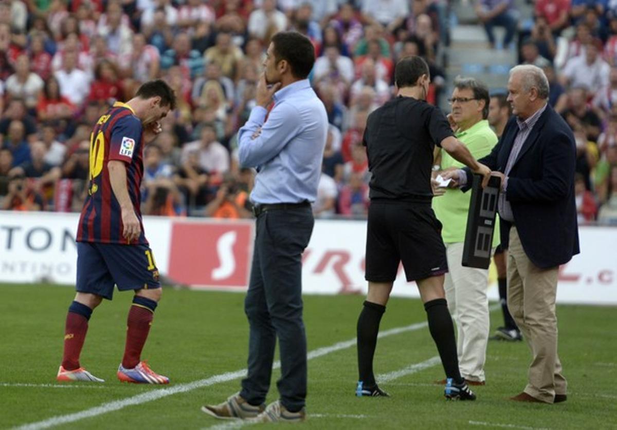 Messi, lesionat, surt del terreny de joc, ahir al camp de l’Almeria.