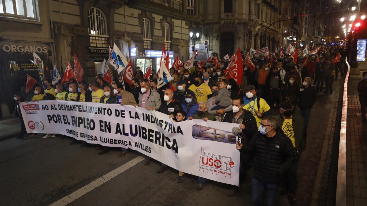 Centenares de personas salen a la calle en Oviedo al grito de "Alcoa no se cierra"