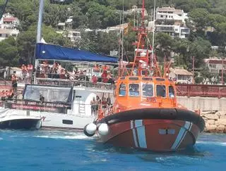 Susto en el puerto de Xàbia: un catamarán con unos 50 pasajeros a bordo choca contra la escollera de la playa de la Grava