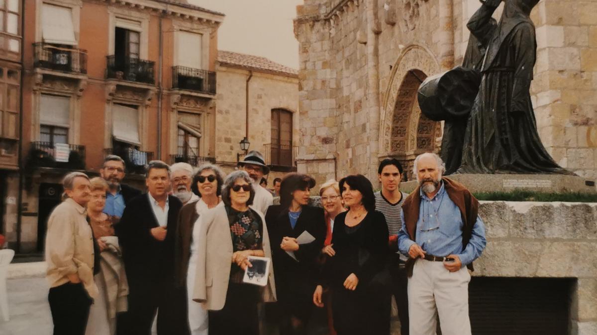 Antonio Pedrero, Isabel Villar y otros artistas integrantes de su generación en un encuentro en Zamora