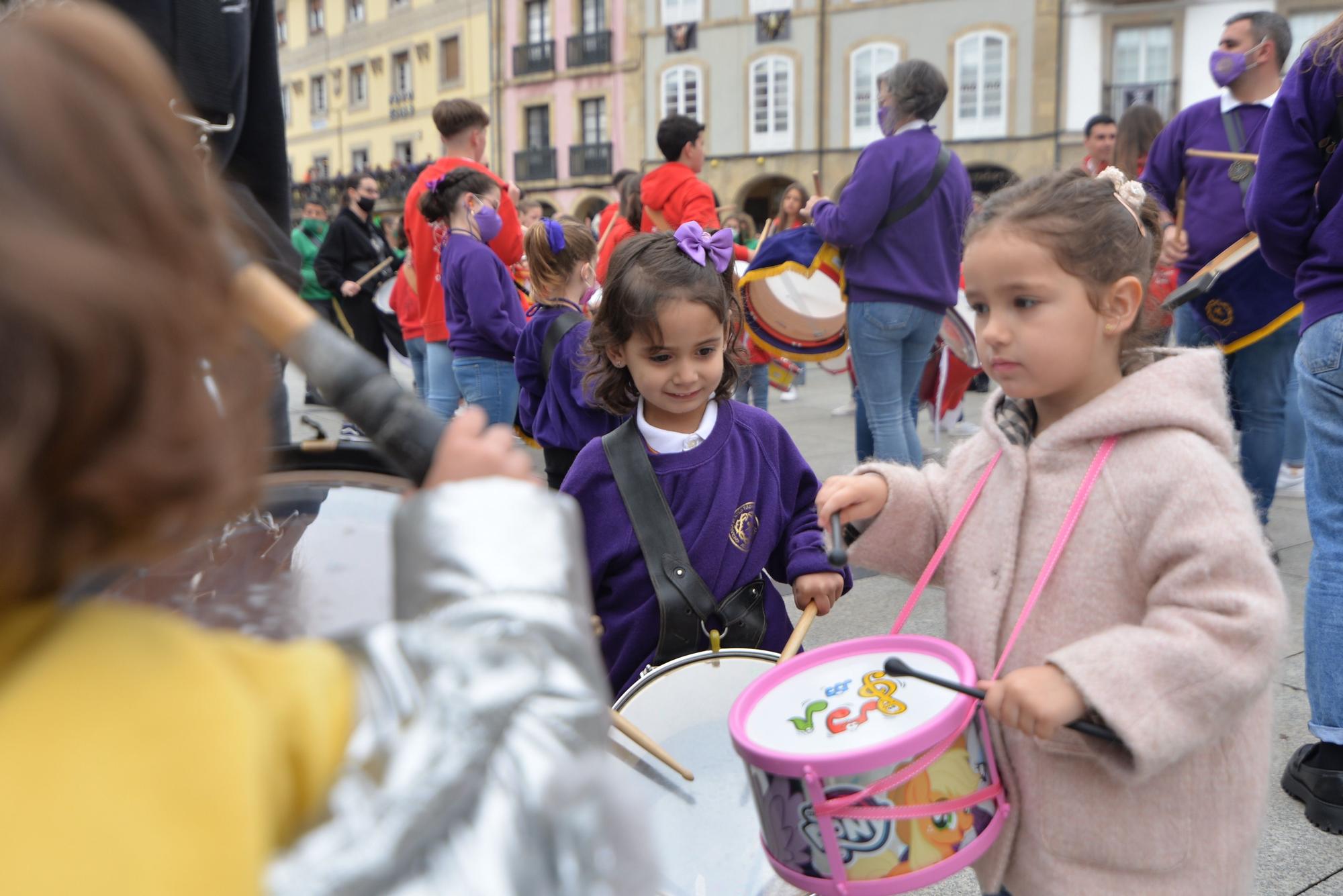 EN ImÁGENES: Avilés vibra con la tamborrada: 15 minutos de sonido atronador en El Parche