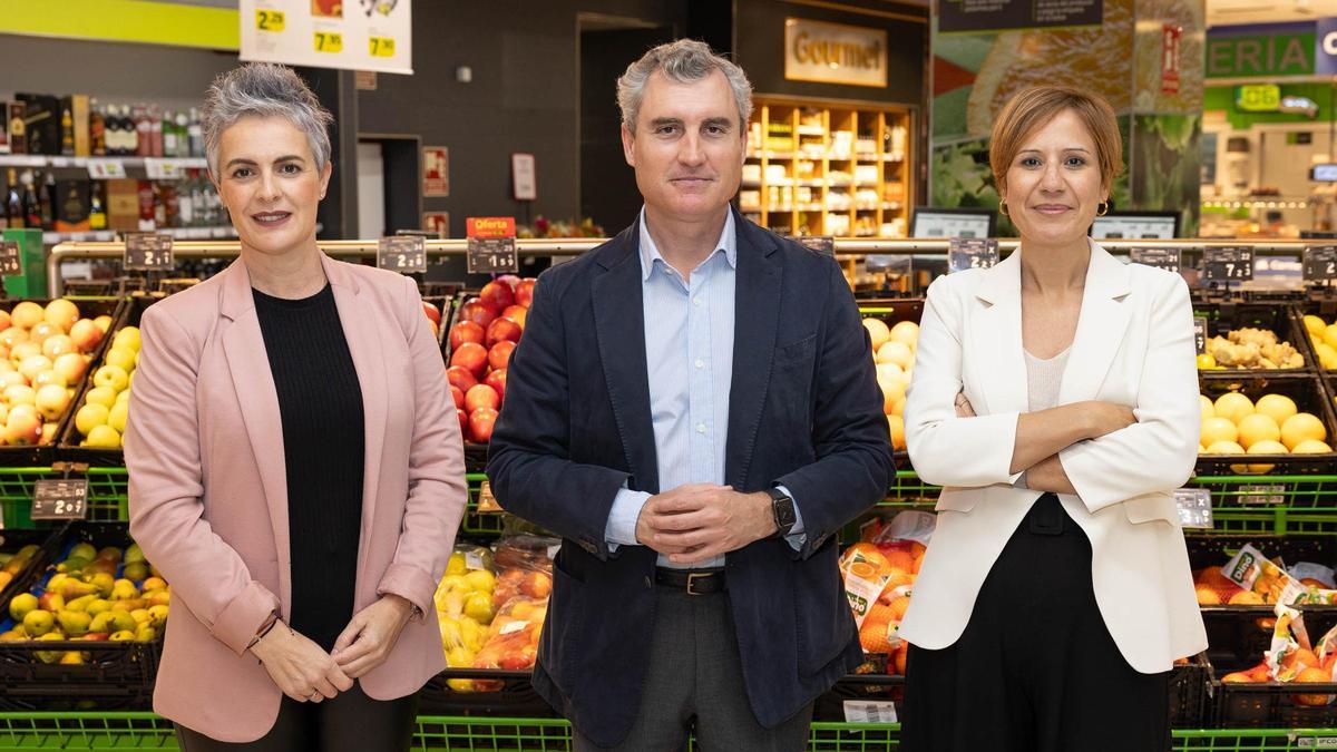 Virginia Ávila, directora de la Fundación DinoSol; José María Samaniego, director de RRHH de HiperDino, y Emma Fernández, directora regional en Canarias de Inserta Empleo