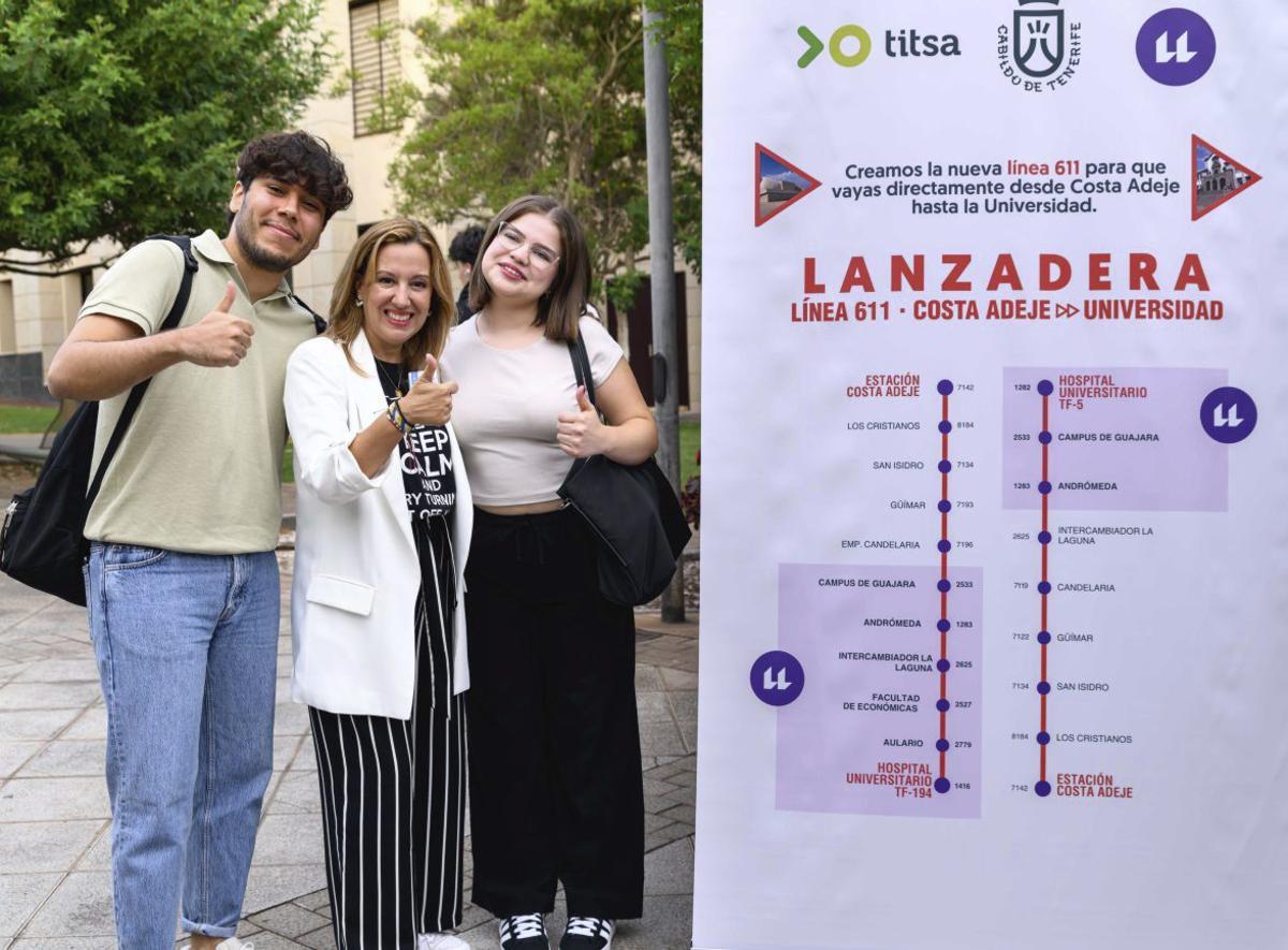 Jóvenes junto a la presidenta del Cabildo, Rosa Dávila, junto al cartel de las guaguas lanzadera. |  | ED / LOT