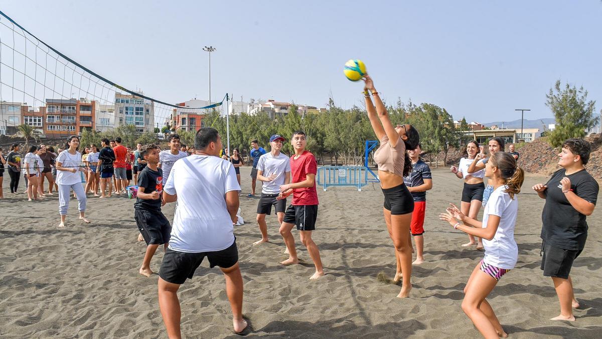 Jóvenes disputan un partido de voley en la playa de Melenara, durante las olimpiadas contra la diabetes.