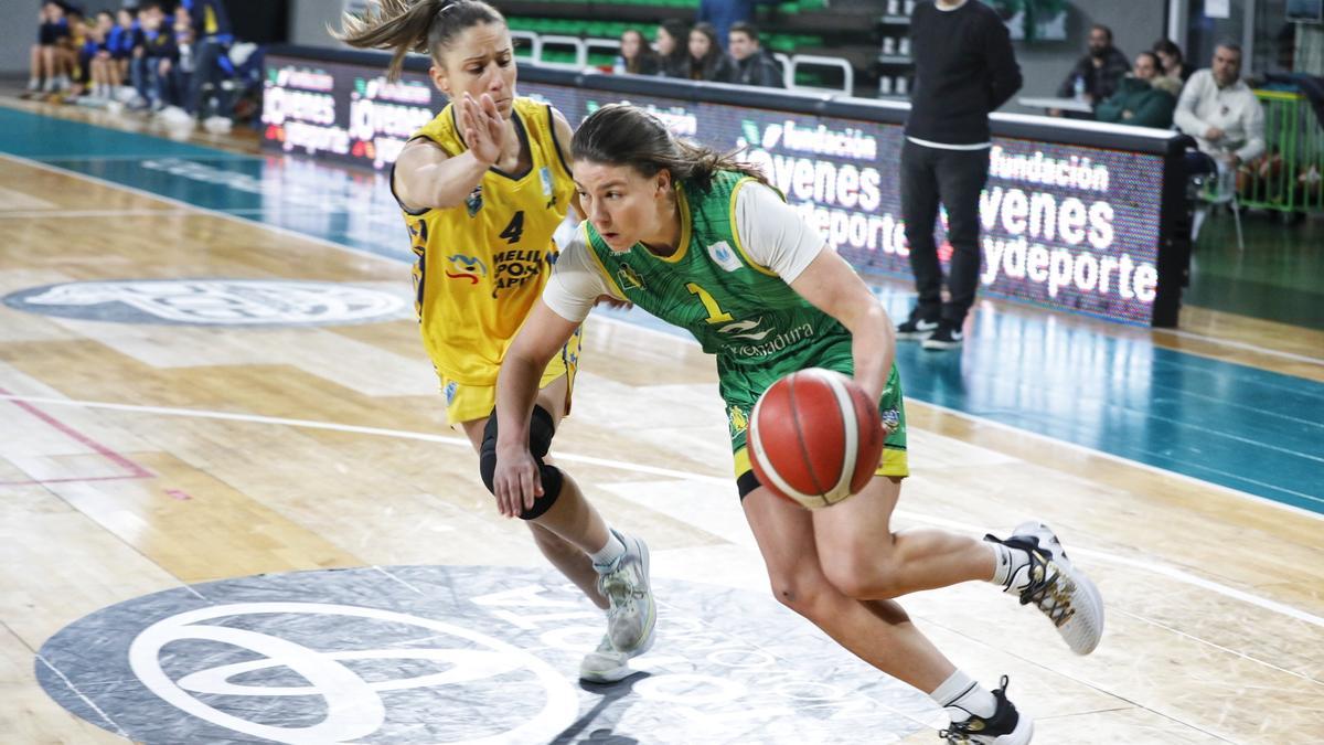 Katherine Andersen, con el balón, en un partido anterior.