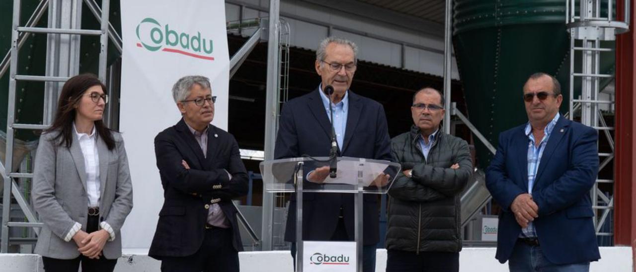 Rafael Sánchez, director general de Cobadu, inaugura la granja. | J. L. F.