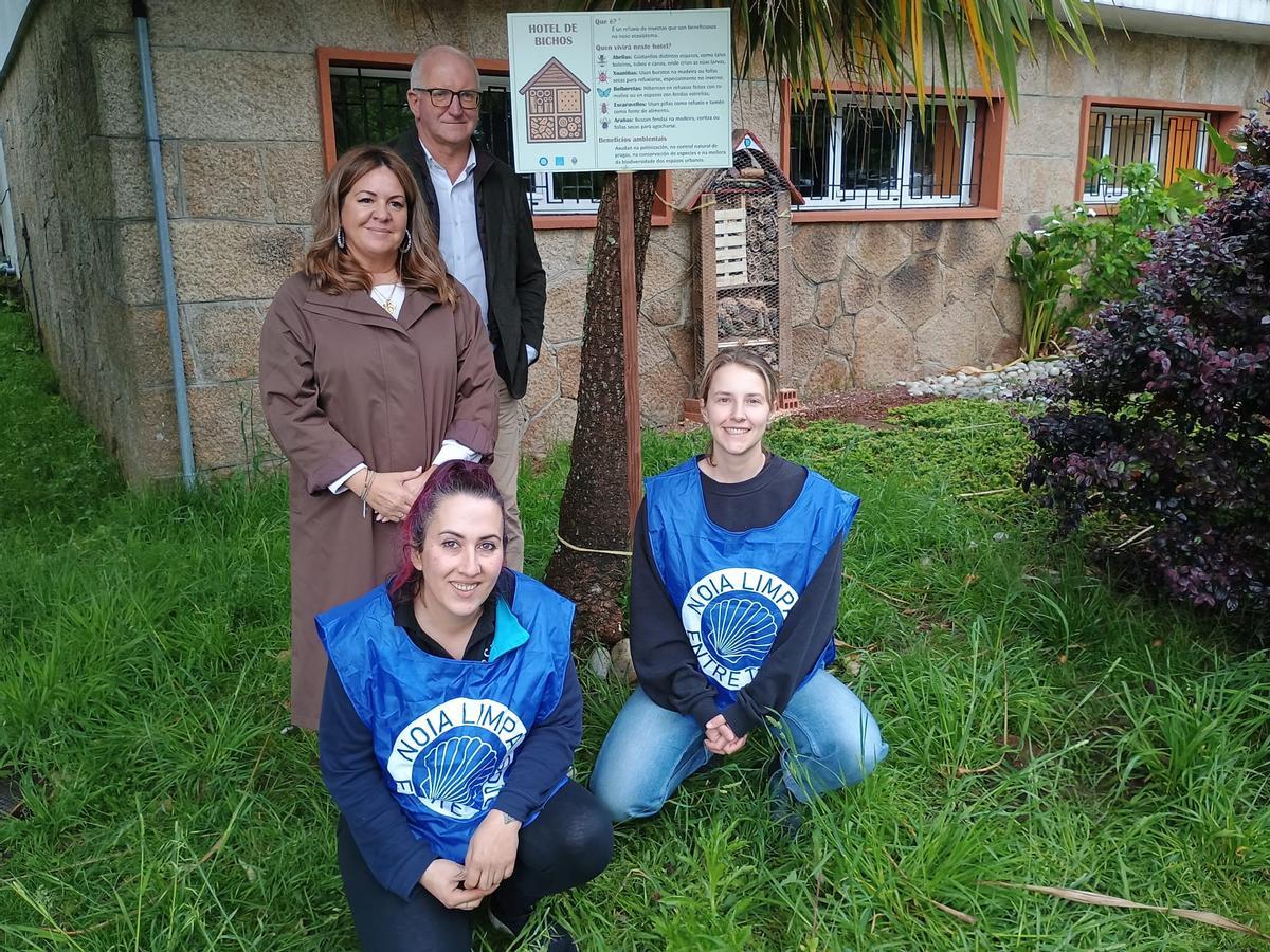 Santiago Freire e Ana García con mozas de Noia Limpa xunto ao hotel de bichos do Espazo Xove.