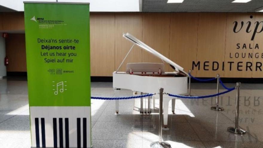 Instalan un piano de cola en el aeropuerto