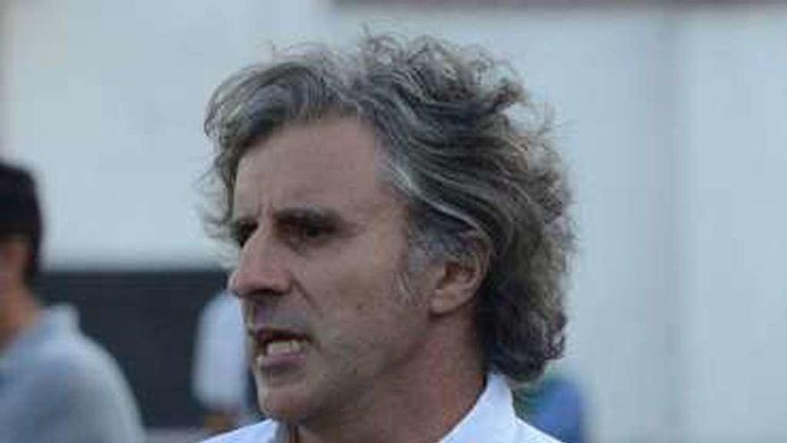 Roberto Aguirre, durante un partido con el Lealtad.